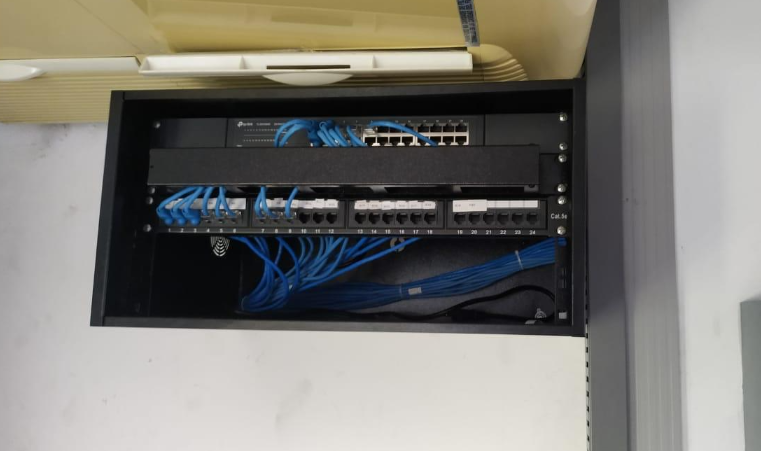 Rack de rede organizado e configurado pela AV Soluções