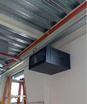 Rack de rede instalado em atendimento técnico da AV Soluções